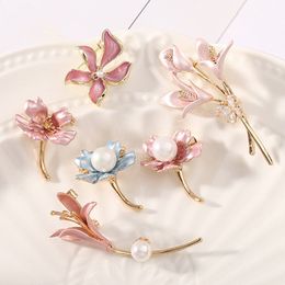 Fashion Flower Exquisite Brooches Corsage For Women Vintage Plant Pearl Rhinestone Jewelry Brooches Pins Metal Lady Badges Gift