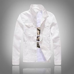 camisa blanca con vaqueros hombre