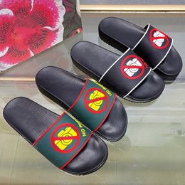 New Mens Luxury designer slippers Sandals Unique Pattern Highlights the Brands Personality Pool Beach Slipper Casual Loose Comfort Combination Rubber Outsole