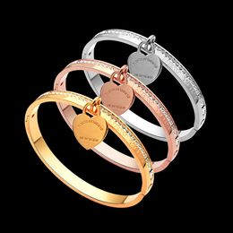 2022 Top Quality Women Designer Bangles Single Row Diamond Bracelet Single Heart Luxury Style Couple Bracelets Lady Party Gifts Wholesale