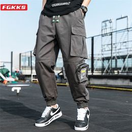 FGKKS Brand Men MultiPocket Cargo Pants Spring New Men's High Street Wild Trousers Solid Cotton Casual Pants Male T200422