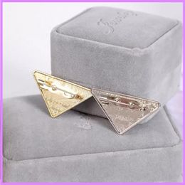 Metal Triangle Letter Brooch Women Girl Triangle Brooches Suit Lapel Pin White Black Fashion Jewellery Accessories Designer G223176F4