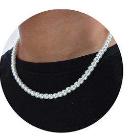 Collana di perle Femminile Temperamento di lusso leggero Materiale in acciaio al titanio Collana di perle corte d'acqua dolce abbinata