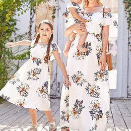 Boho Style Mother Daughter Floral Print Dress Casual Slim Family Matching Outfits Long Maxi Dress Sexy Off Shoulder Holiday Wear 220531