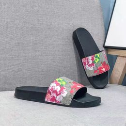 Männer Frauen Hausschuhe Sandalen Riemen Original Staubbeutel Blumendruck Leder Gurtband Schwarze Schuhe Mode Luxus Sommer Strand Sneakers0009