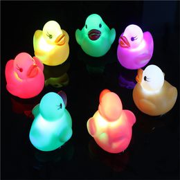 Mini blinkende Ente LED Leuchtete Spielzeug Babybad Spielzeug Kinder Badewanne leuchtend schwimmende Enten 967 D3