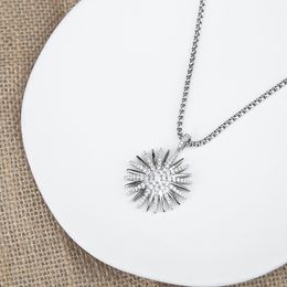 Necklaces Designer Women Necklace Men Luxury Amulet Pendant Popular Sunflower Full Diamond Star Brand Retro Classic Couple