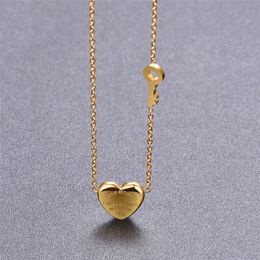 Kvinnor av högsta kvalitet lyxdesigner halsband klassisk hjärta kärlek hänge titanium stål mode smycken