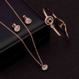 -Orecchini braccialetti di designer di designer a vendita a caldo Ins Nuova gioielli a catena di Dio Diamond Gold Diamond Open Bracciale Fashi