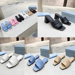 2022 Designer Pantofole da donna Sandali Fashion Triangle Flat Slides Infradito Estate vera pelle Mocassini da esterno Scarpe da bagno con scatola