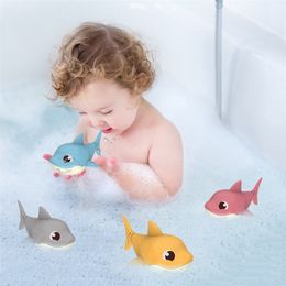 Toddler Bath Toys Cute Cartoon Swimming Shark Clockwork Wagging Tail Rotating Device Beach Baby Bath Tub Wind Up Toy 220531