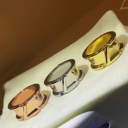 -Anel de moda de grife jóias de alta qualidade para homem mulheres clássicas Anel de luxo Acessórios de personalidade Gold prata rosa 5 estilos opcionais