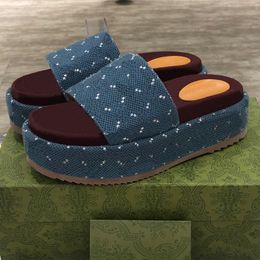 Plataforma feminina ou Mens Slide Sandal Defined Platform Sole traz sandálias de estilo 90s feitas com jacquard jeans para aprofundar os slides de grife de grife retro.