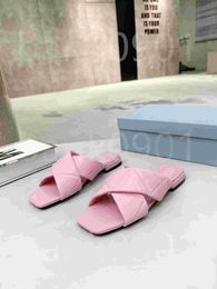 Ciabatte da donna di design di lusso Morbida pelle morbida Pantofola top Triangolo modello Sandali piatti stivali mocassini tripli scarpe da ginnastica oversize scarpe da ginnastica taglia 35-43