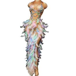 ステージウェアノースリーブのエクセレブマルチカラーの羽の女性誕生日ロングドレスパールハイスプリットスプリット非対称ドレスイブニングウエディング衣装