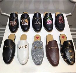 2022 Chaussures de pantoufles en cuir de luxe avec hommes de boucle pour hommes de la mode Princetown marron Mules décontractées