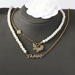 -Collar de diseñador Mujeres Collar de doble capa Pearl para mujeres Collar colgante de mariposa de bronce Accesorios de moda