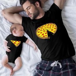 Family Matching Outfits Pizza Print Daddy Mom Kids Tshirt Family Look Father Son Clothes Fathers Day Gift Tshirt Baby Ropmer 220531