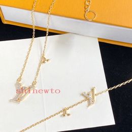 2024 America Necklace Bracelet Earrings Lady Women Brass Gold-color Hardware Engraved V Initials Crystal Rhinestones Iconic Jewelry Sets Gr