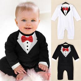 Kleidungssets Baby-Jungen-Mode-Langarm-Overalls V-Kragen-Muster-Bowknot-Strampler Süß und Overall-Spielanzüge für 0-24 Monate Babykleidung