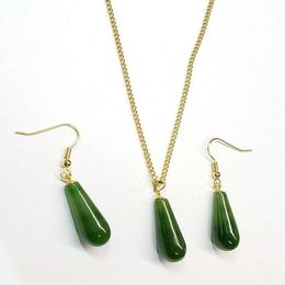 Orecchini di collana di gemma in giada verde set