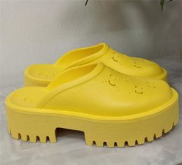 2022 neue Marke Perforierte Hausschuhe Männer Frauen Plattform Designer Sandalen Keil Gummi Cut-out Slide Transparente Materialien Mode Strand flache Schuhe