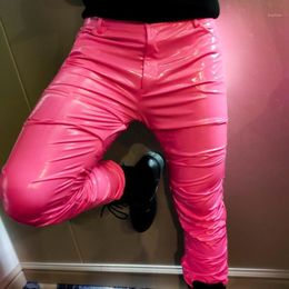 Erkek Pantolonları Renkli Erkek Kostümleri PU Pantolon Erkek Pantolon Moda Pileli Pantolon Gece Kulübü Streetwear Parlak Seksi Deri PantErkekler