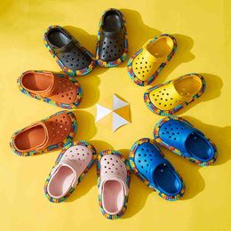 Kids Cute Rainbow Slippers Summer Children Hole Breathable Garden Shoes New Fashion Indoor Home Comfortable Clogs Family Mules G220523