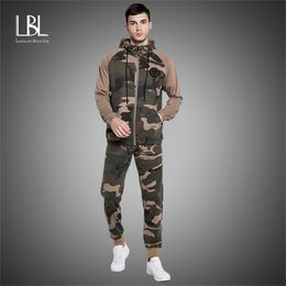 Camo Men Tracksuit 2020 Autumn Winter Warm Hooded Sweatshirts Camoflage Pants Zipper Jogging Suit Sets Active Clothes Sportswear LJ201125