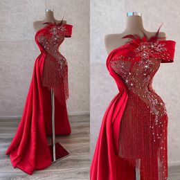 I clienti hanno spesso acquistato il vestito da ballo di fine anno Abiti da sera a trapezio rosso monospalla paillettes lunghezza del pavimento tulle con piume fiore 3d perline paillettes nappa