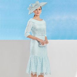 Mint Green Sheath Lace Mother of the Bride Dresses Bateau Neck Half Sleeves Evening Gowns Knee Length Plus Size Wedding Guest Dress