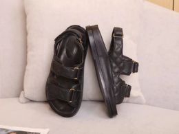 2022 Neue Luxus-Sandalen Damen Slipper Männer rutschen Leder Sandalen Sandalen Hakenschleife Freizeitschuhe 35-42 mit Kasten und Staubbeutel