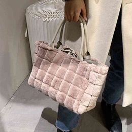 Luxury Weave Faux Fur Large Tote Handbags Woman Soft Warm Plush Designer Shoulder Bookbags Bags Winter New Brand Shopping Bag 2205624