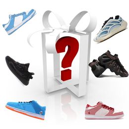 Scarpe Mystery Box Sorpresa di Natale Scatole cieche Sorprese equivalenti Scarpe da ginnastica sportive Chicago Air Bianco Nero San Valentino UNC Regali casuali inaspettati