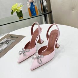 Amina Muaddi Rosie Crystal-Embellished Bow-Detailed Silk Bombas Sapatos Carretel Sandálias de salto Slingback para mulheres Designers de luxo Vestido sapato Calçado de fábrica para noite