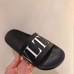 Sıkıcı Adam Yaz Moda Giyim Trend Trendi Soygun Dış Mektuplar Flipflops Su Geçirmez Plaj Ayakkabıları INS 310301