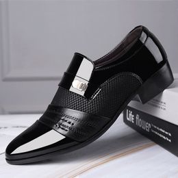 REETENE Fashion Slip On Men Dress Shoes Men Oxfords Fashion Business Dress Men Shoes New Classic Leather Men'S Suits Shoes Y200420