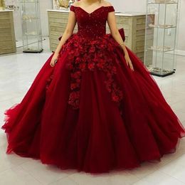 Flores vermelhas escuras Princesa Quinceanera vestidos com grande arco de volta
