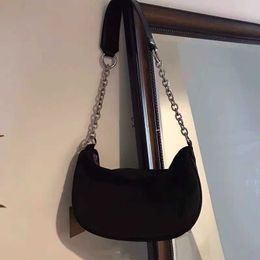 Simple, cold and retro style 2022 spring and summer new moon versatile black chain staff one shoulder bag female