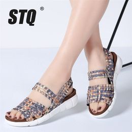 STQ 2020 Frauen flache Sandalen Schuhe Frauen gewebt Wedge Sandals Schuhe Ladies Strand Sommer Slingback Sandals Fliplops Schuhe 802 Y200623