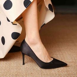 Сандалии насосы 6 см Мода Новые тонкие высокие каблуки блестящие атлас на мелководье рот свадебные туфли для женщин 220323