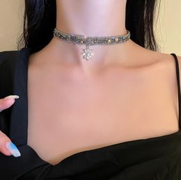 Fashion Crystal Choker Neck Clavicle Chain Ice Flower Pendant Necklace Glitter Adjustable Metal Chain Women Chic Jewellery