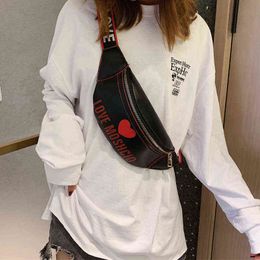 Tasarımcı Lüks Kadın Çanta PU PU Deri Kemer Mektup Crossbody s Dişi Kalp Paketi Hip Hop Muz Çantası 220531