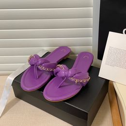 Bayan Zincir Terlik Kuzu Derisi Metal Koyu Mor Sandalet Parmak Arası Terlik Tasarımcı 5A Kaliteli Katır Moda Plaj Ayakkabıları Retro Makosen Ayakkabılar Lüks Klasik Bayanlar Yaz Kauçuk