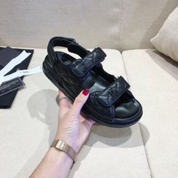 Luxus-Designer-Sandalen 2022 Damen klassische Sandale flacher Mund Zwei-Riemen-Schuhe Leder Outdoor-Strandpantoffeln