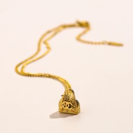 Collana di gioielli di design in acciaio inossidabile placcato oro 18 carati alla moda Collana girocollo con pendente a forma di lettera Accessori per gioielli da sposa, collana da donna di moda