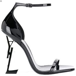 2022 scarpe di lusso Donne verivali cinghia in pelle Designer stretta banda Sandals Ladies Party High Teli Stilettos MKJVB1655