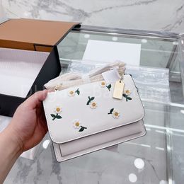 Designer New Shoulder Bag Ladies Chain Bag Fashion Small Daisy Embroidery White Large Capacity All Match