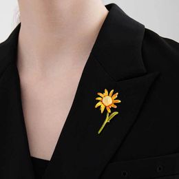 Vintage Sun Flower Brooches Pins For Men Women Elegant Dripping Oil Brooch Mental Clothing Coat Jewelry Accessories