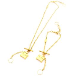 Europe America Fashion Petite Malle Necklace Bracelet Lady Womens Gold-color Metal Engraved V Initials Flower Iconic Pendant Chain Jewelry Sets M00568